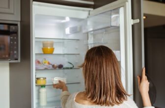 woman in white sweater near refrigerator Geladeira Ideal: Guia para Acertar na Compra!