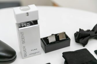 a bottle of perfume a bow tie and other elegant accessories on the table Fragrâncias masculinas Jacques Bogart