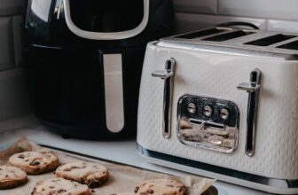modern kitchen with air fryer and toaster Ofertas de Sábado:  Confira as Melhores Promoções de Air Fryer no Brasil!