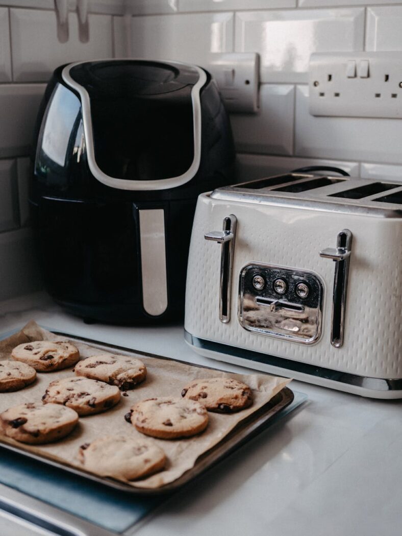 modern kitchen with air fryer and toaster Ofertas de Sábado:  Confira as Melhores Promoções de Air Fryer no Brasil!