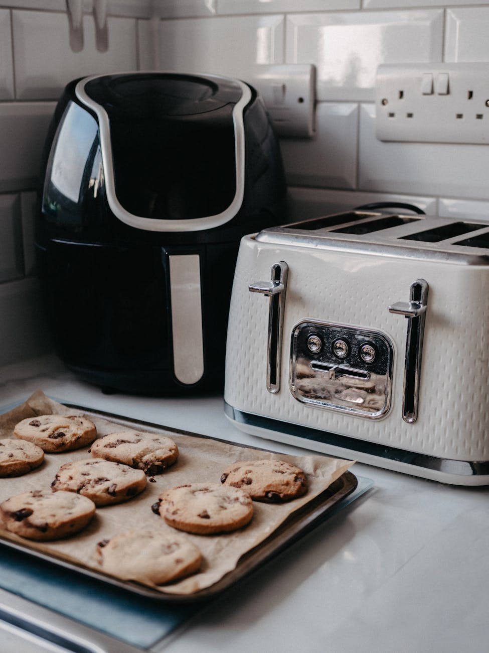 modern kitchen with air fryer and toaster Ofertas de Sábado: Confira as Melhores Promoções de Air Fryer no Brasil!