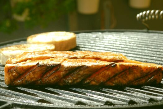 meat on grilling pan Sanduicheira e Grill 2 em 1: Como Escolher