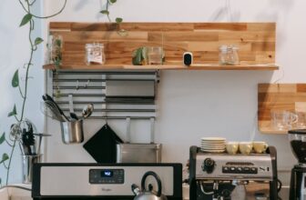 stove and modern appliances in a kitchen Organizar sua Cozinha Pequena e Ganhar Espaço