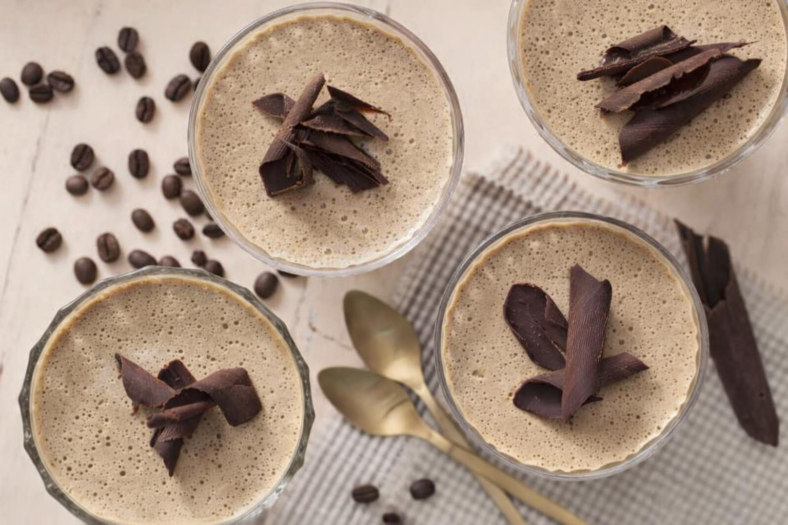 Aprenda a fazer mousse de café cremosa e sofisticada com gelatina, leite condensado e chantilly. Receita fácil, leve e perfeita para sobremesas especiais.