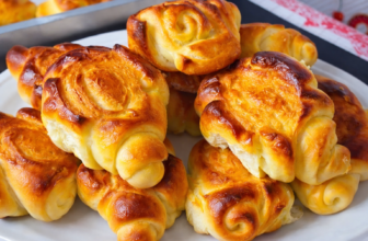 Aprenda a fazer pão mandi igual da padaria, macio, fofinho e caseiro. Receita fácil com fermento biológico, leite e manteiga. Perfeito para café da manhã e lanche.