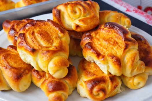 Aprenda a fazer pão mandi igual da padaria, macio, fofinho e caseiro. Receita fácil com fermento biológico, leite e manteiga. Perfeito para café da manhã e lanche.